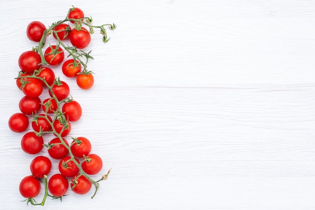 Draufsicht frische rote Tomaten lokalisiert auf dem weißen Hintergrundgemüselebensmittelmahlzeitfoto