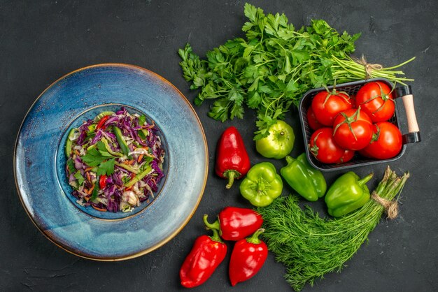 Draufsicht frische rote Tomaten mit Grüns und Paprika auf dunklem Hintergrund