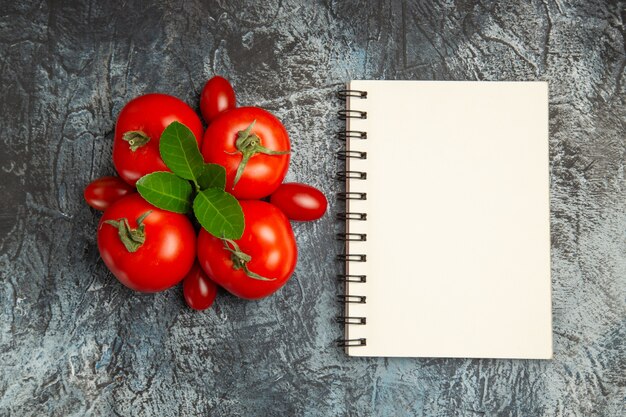 Draufsicht frische rote Tomaten mit Notizblock