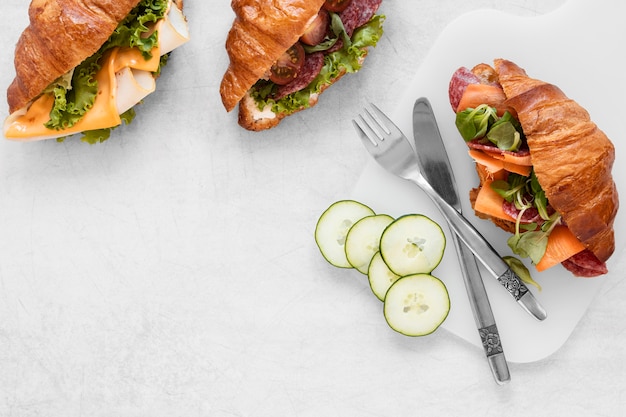 Draufsicht frische Sandwiches Zusammensetzung auf weißem Hintergrund