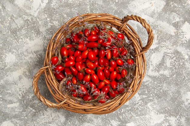 Draufsicht frische saure Hartriegel innerhalb Korb auf der weißen Oberfläche Früchte Beere Vitamin sauer milden Pflanzenbaum wild