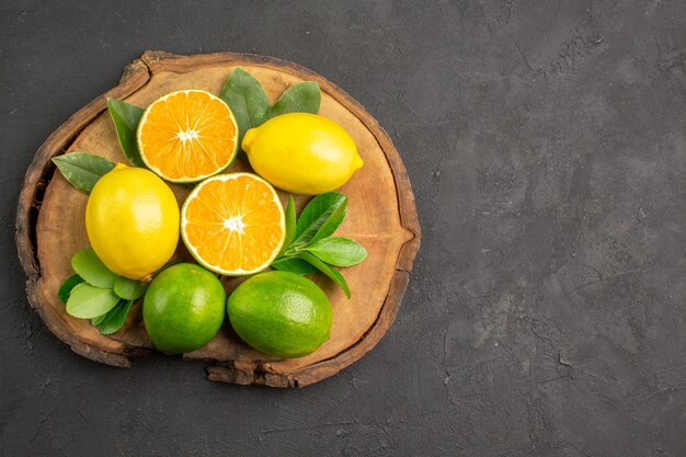 Draufsicht frische saure Zitronen auf dem dunklen Tisch Zitruslimettenfrucht