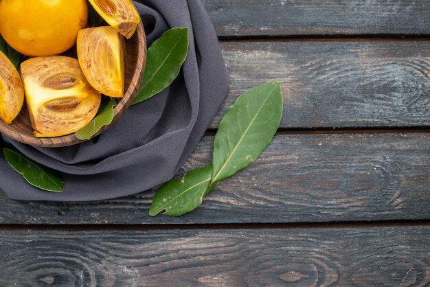 Draufsicht frische süße Kakis auf Holztisch, Früchte weich reif