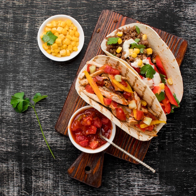 Draufsicht frische Tacos mit Fleisch und Gemüse