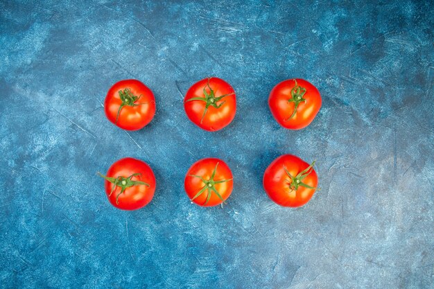 Draufsicht frische Tomaten auf blauem Tisch ausgekleidet