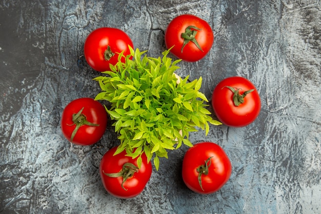 Kostenloses Foto draufsicht frische tomaten mit grüner pflanze