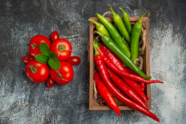 Draufsicht frische Tomaten mit würzigem Pfeffer