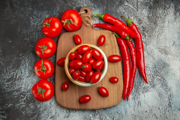 Draufsicht frische Tomaten mit würzigem Pfeffer