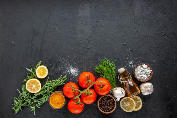 Draufsicht frische Tomaten mit Zitronenscheiben auf dunklem Tisch