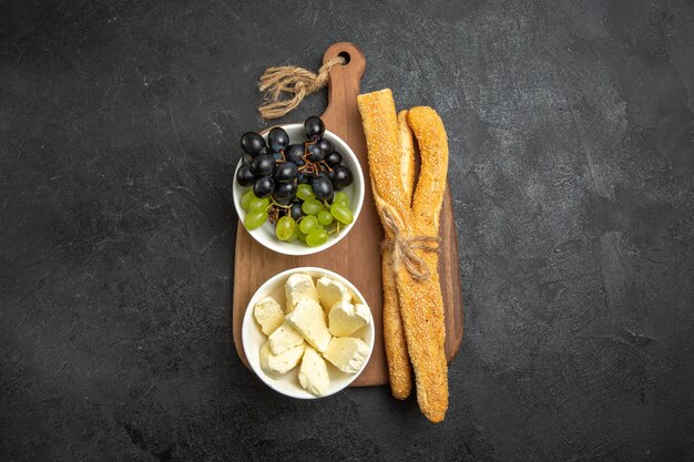 Draufsicht frische trauben mit käse und brot auf der dunklen oberflächenfrucht reife baumvitaminnahrungsmilch