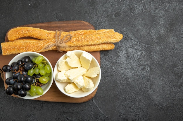 Draufsicht frische trauben mit käse und brot auf dunkler schreibtischfrucht reife baumvitaminnahrungsmilch