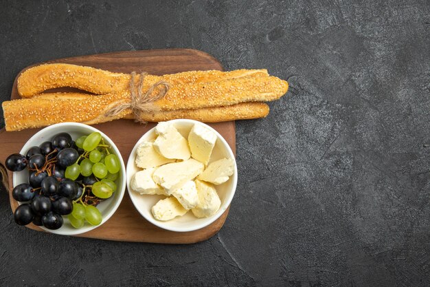 Draufsicht frische trauben mit käse und brot auf dunkler schreibtischfrucht reife baumvitaminnahrungsmilch