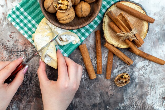 Draufsicht frische Walnüsse mit Zimt auf heller Oberfläche