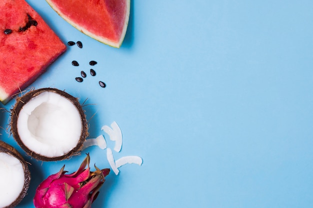 Kostenloses Foto draufsicht frische wassermelone und kokosnuss mit kopienraum