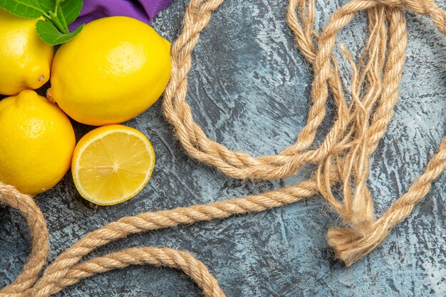 Draufsicht frische Zitronen mit Seilen