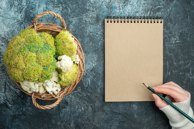 Draufsicht frischer Blumenkohl im Korb auf dem hellgrauen Tisch