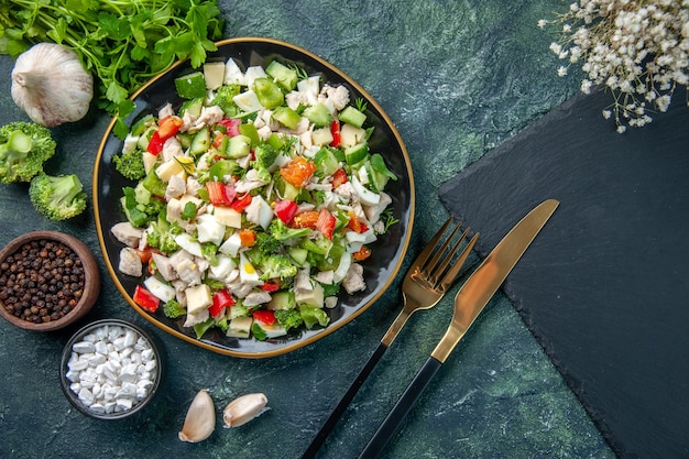 Draufsicht frischer Gemüsesalat mit Käse und Gemüse auf dunkelblauer Oberfläche Restaurant Mahlzeit Farbe Gesundheit Mittagessen Küche Diät Essen frisch