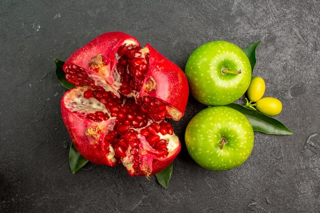 Kostenloses Foto draufsicht frischer granatapfel mit grünen äpfeln auf dunkler oberfläche reife fruchtfarbe