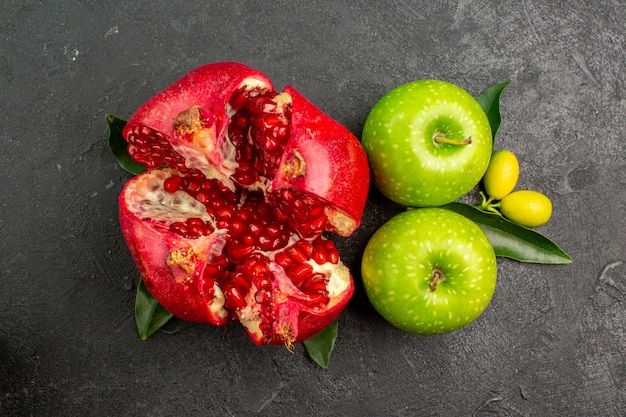 Draufsicht frischer Granatapfel mit grünen Äpfeln auf dunkler Oberfläche reife Fruchtfarbe
