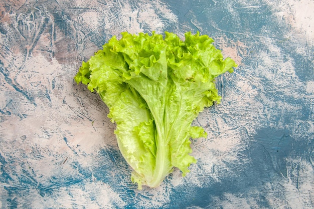Draufsicht frischer grüner Salat auf hellblauem Hintergrund