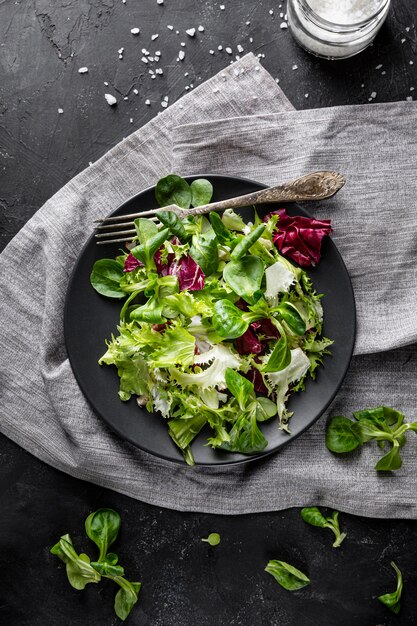 Draufsicht frischer grüner Salat in dunkler Schüssel