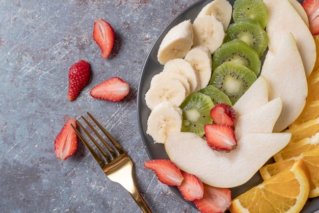 Draufsicht frischer Obstsalat mit Kiwi und Banane