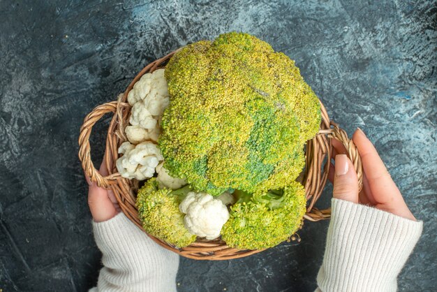 Draufsicht frischer reifer Blumenkohl im Korb auf dem hellgrauen Tisch