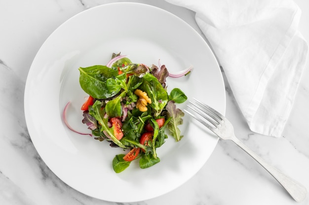 Draufsicht frischer Salat auf weißem Teller