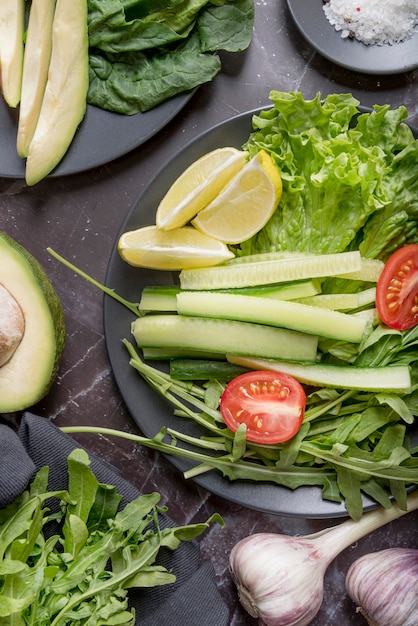 Kostenloses Foto draufsicht frischer salat bereit serviert zu werden