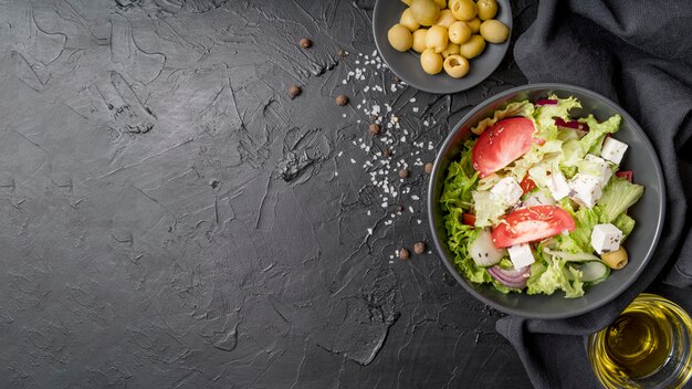 Draufsicht frischer Salat bereit serviert zu werden