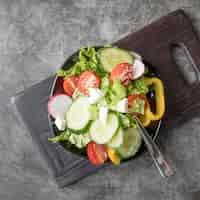 Kostenloses Foto draufsicht frischer salat mit bio-gemüse