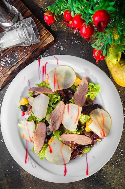 Draufsicht frischer Salat mit Fleischstücken mit Salz und Pfeffer im Teller