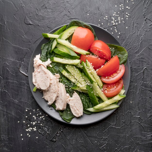 Draufsicht frischer Salat mit Huhn und Gemüse