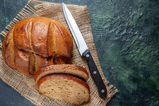 Draufsicht frisches Brot auf dunklem Schreibtisch