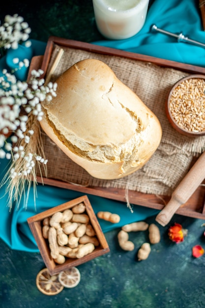 Kostenloses Foto draufsicht frisches brot mit eiern und milch auf der dunkelblauen oberfläche