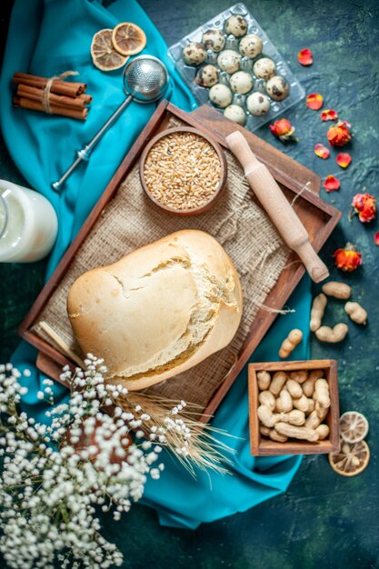 Draufsicht frisches Brot mit Eiern und Milch auf der dunkelblauen Oberfläche