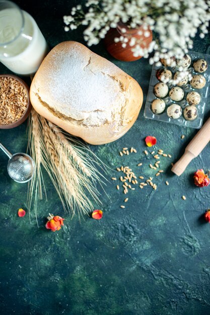 Draufsicht frisches Brot mit Milch und Eiern auf dunkelblauer Oberfläche