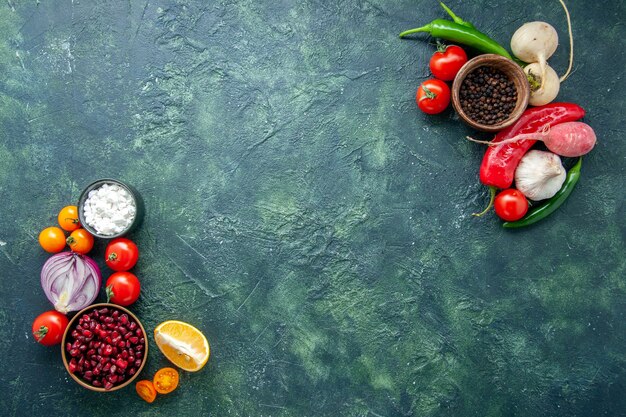 Draufsicht frisches Gemüse mit Gewürzen auf dunklem Hintergrundgesundheitsmahlzeitsalatlebensmittelfarbfoto-Diät