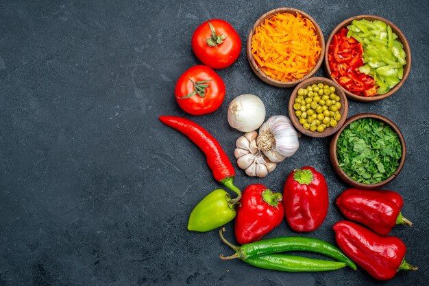 Draufsicht frisches Gemüse mit Knoblauch auf der dunklen Tafelsalatmahlzeit reife Farbe