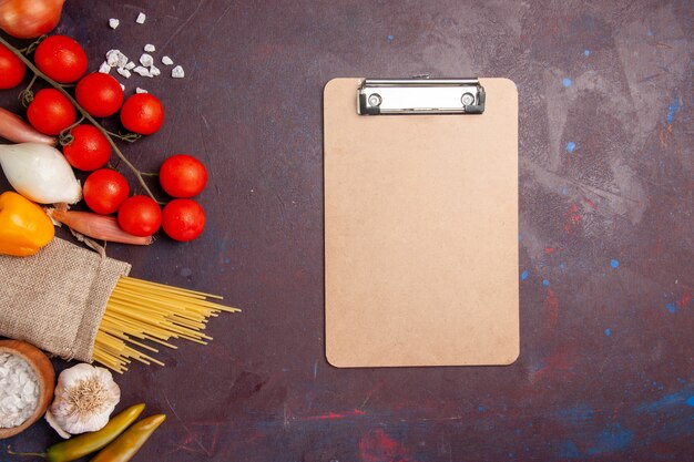 Draufsicht frisches Gemüse Tomaten Zwiebeln Nudeln und Kartoffeln auf dunklen Raum