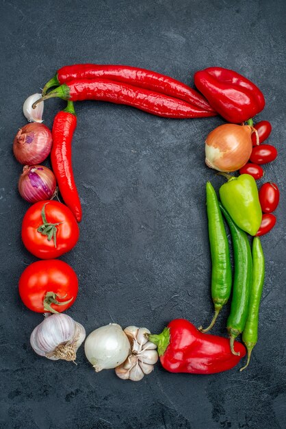 Draufsicht frisches Gemüse Zusammensetzung auf dem grauen Tisch reifen frischen Farbsalat