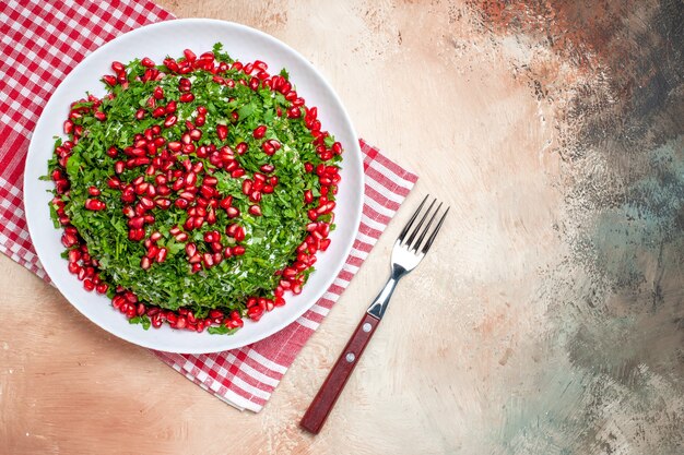 Draufsicht frisches Grün mit geschälten Granatäpfeln auf Leuchttischfrüchten grünes Essen