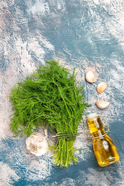 Kostenloses Foto draufsicht frisches grün mit öl und knoblauch auf hellem hintergrund