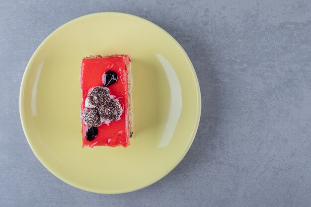 Draufsicht Frisches hausgemachtes Kuchenstück mit Erdbeere