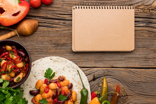 Draufsicht frisches mexikanisches Essen auf dem Tisch