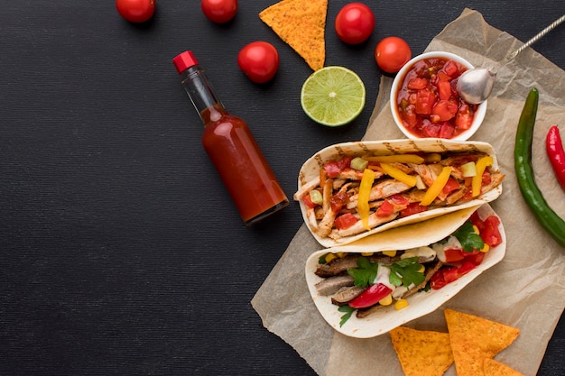 Kostenloses Foto draufsicht frisches mexikanisches essen mit nachos