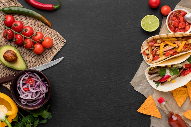 Draufsicht frisches mexikanisches Essen mit Nachos