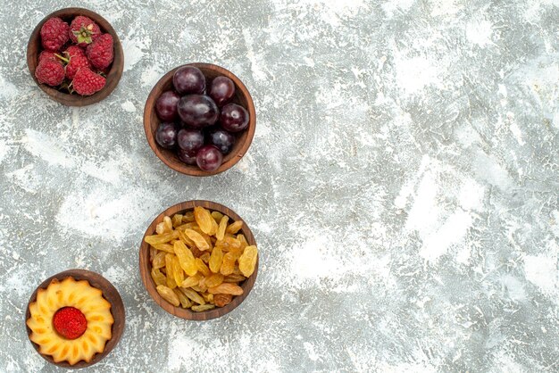 Draufsicht frisches Obst mit Rosinen auf weißer Backgruond-Frucht-Beeren-Kuchenfarbe