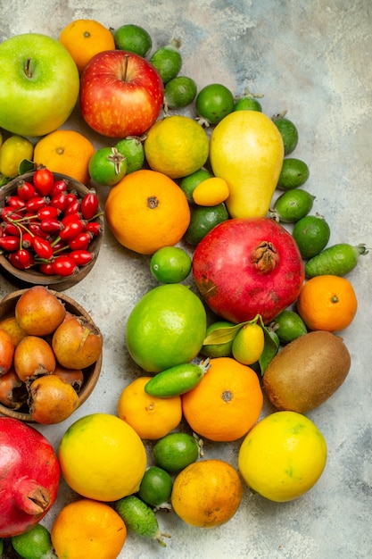 Draufsicht frisches Obst verschiedene ausgereifte Früchte auf weißem Hintergrund Diät leckere Beerenfarbe Gesundheit Baum