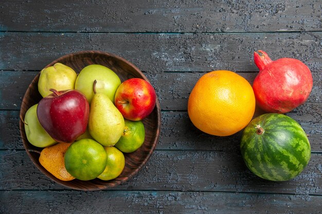 Draufsicht frisches Obst Zusammensetzung Äpfel Birnen und Mandarinen auf dunkelblauem Schreibtisch Obst reifer Baum Farbe frisch ausgereift